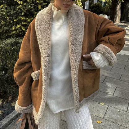 Manteau court chic en laine suédée