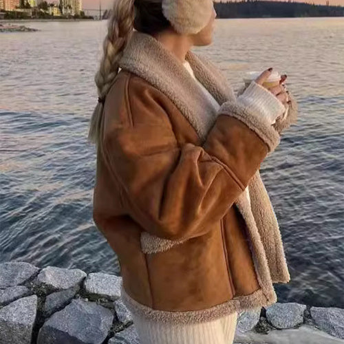 Manteau court chic en laine suédée