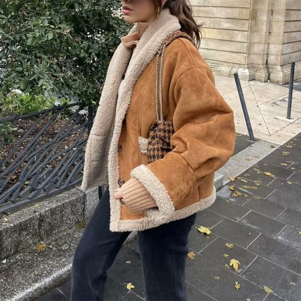 Manteau court chic en laine suédée